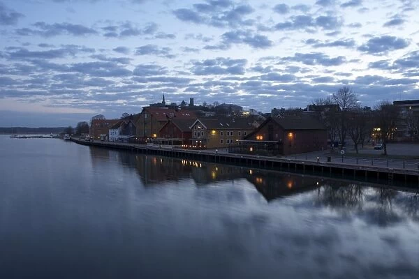 The harbour in T├©nsberg at dawn