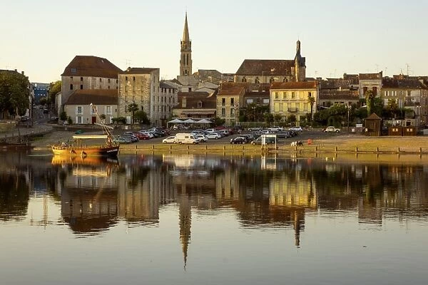 Port and River Dordogne, Bergerac, Perigord, Aquitaine, France, Europe