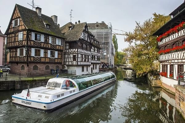 Tourist boats in the lock, the tanners quarter, Petite France, Strasbourg, Alsace, France, Europe