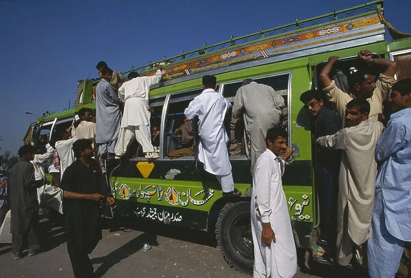10128528. PAKISTAN Punjab Lahore Overcrowded bus