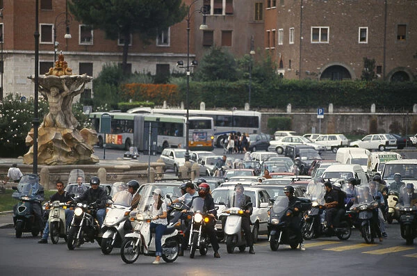 20010060. ITALY Lazio Rome Busy road with lines of waiting cars and scooters