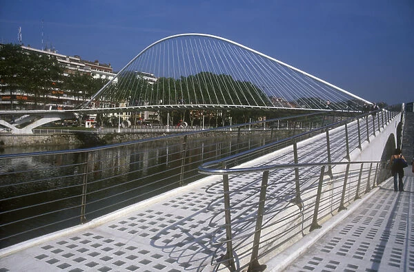 20012099. SPAIN Basque Provinces Vizcaya Province Bilbao. The Zubuzuri footbridge