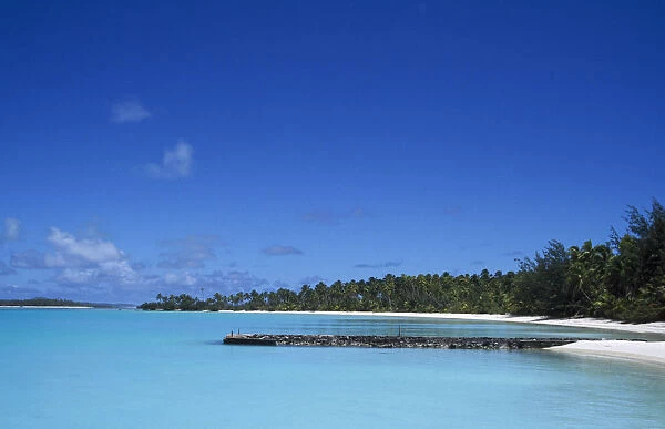 20033079. PACIFIC ISLANDS Aitutaki Sandy bay with old flying boat jetty Polynesia