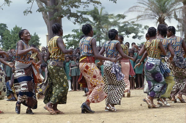 20043127. CONGO Festivals Dancers in traditional dress