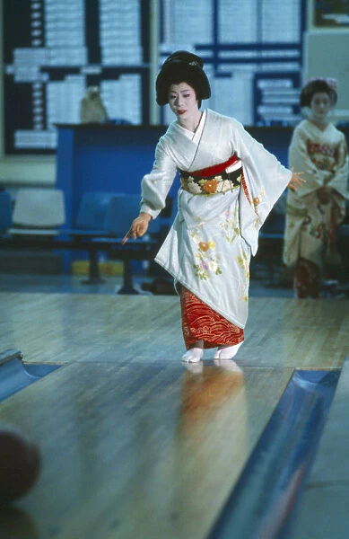 20048966. JAPAN Honshu Tokyo Geisha girl in bowling alley