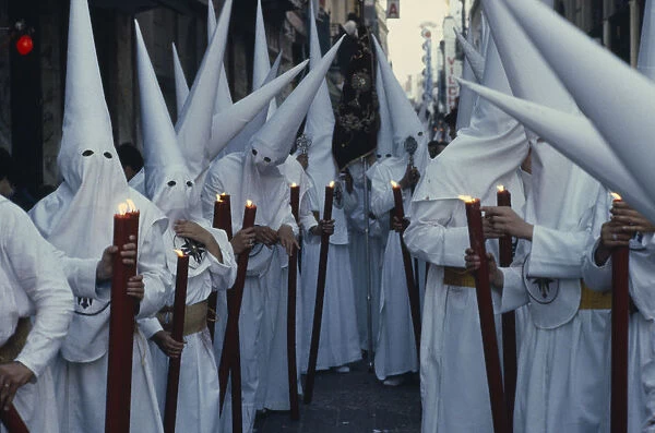 20061236. spain, andalucia, seville, penitents in holy week procession