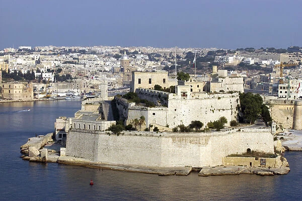 20064712. MALTA Vittoriosa Fort St Angelo seen from Valletta