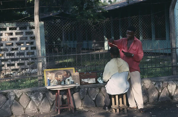 20070604. CONGO Kinshasa Street barber with customer. Zaire