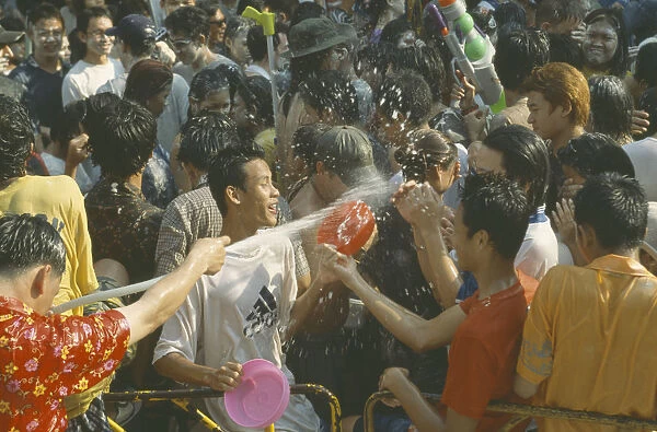 20072394. THAILAND Bangkok Crowd having a water fight celebrating the Songkhran Festival