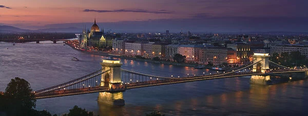 20074384. HUNGARY Budapest View of Parliament and Szechenyi Lanchid Chain Bridge