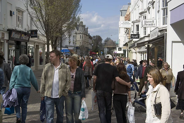 20077002. ENGLAND East Sussex Brighton East Street crowded with shoppers