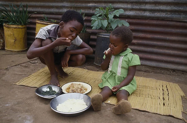 20078491. SOUTH AFRICA Transvaal Children eating meal using right hands. Kwazulu Natal