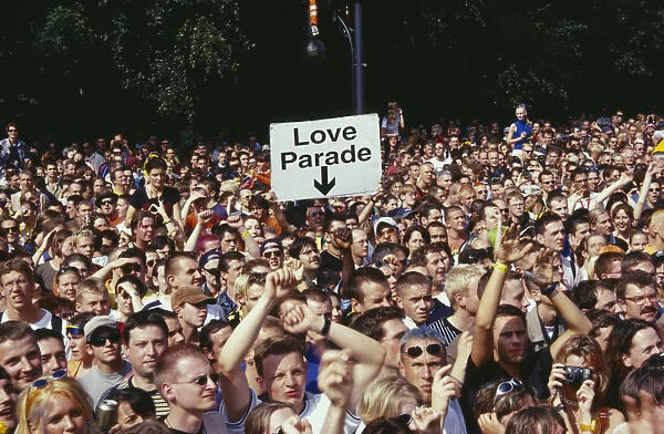 20079162. GERMANY Berlin Crowd scene at Berlin Love Parade