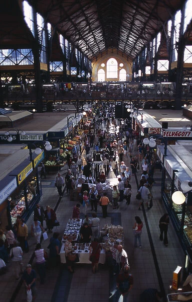 20081424. HUNGARY Budapest Busy interior of covered Central Market