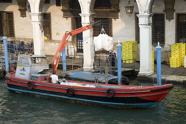 20083121. ITALY Veneto Venice A postal service barge collecting mail