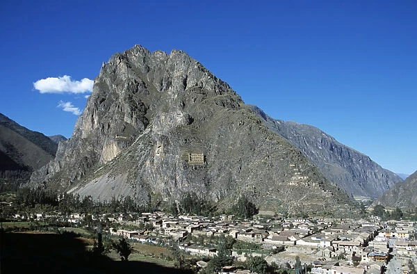 20084014. PERU Near Cusco Ollantaytambo Pinkuylluna Mountain