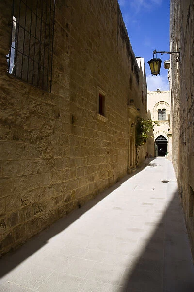 20090352. MALTA Mdina The Silent City. Narrow street in the Medieval city
