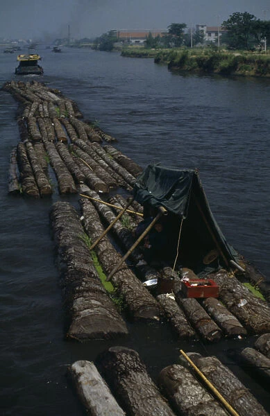 CHINA, Jiangsu Province, Transport Log rafts on the Grand Canal between Suzhou