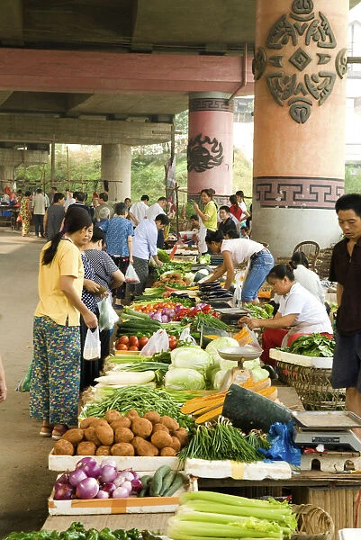 CHINA, Sichuan Province, Chongqing Street market selling vegetables below Ciqikou