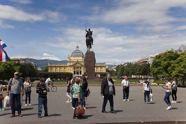 Croatia, Zagreb, Old town, Park Josipa Jurja Strossmayera, Kralj Tomislav statue outside glavni kolodvor main train station
