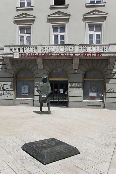 Croatia, Zagreb, Old town, Statue of outside Privredna bank on kneza Mislava street