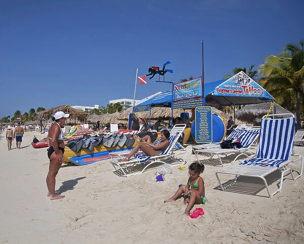 Dutch Antilles, Aruba, Oranjestad, Holidaymakers on Palm Beach