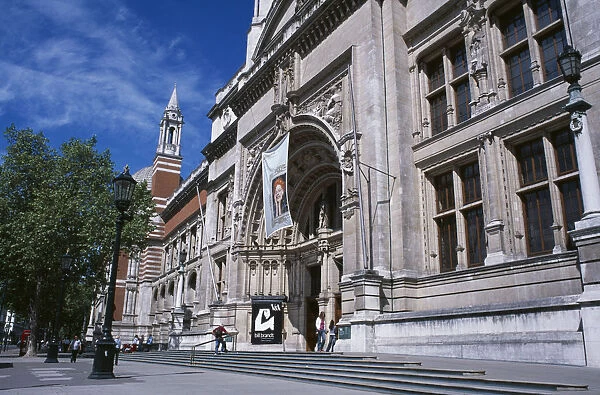 ENGLAND London Kensington, Victoria and Albert Museum, Exterior view of main entrance
