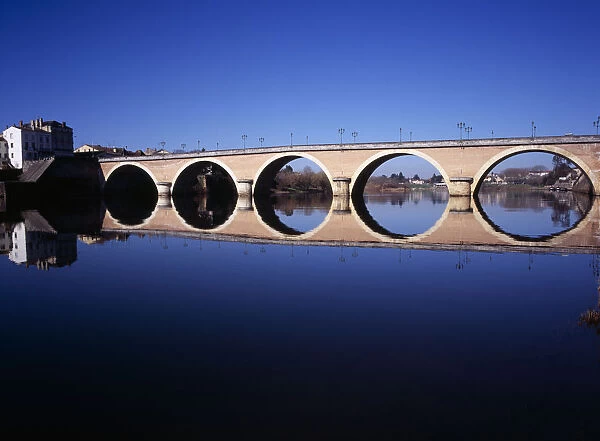 FRANCE, Dordogne, Perigeux Bergerac. Old bridge over River Dordogne with its