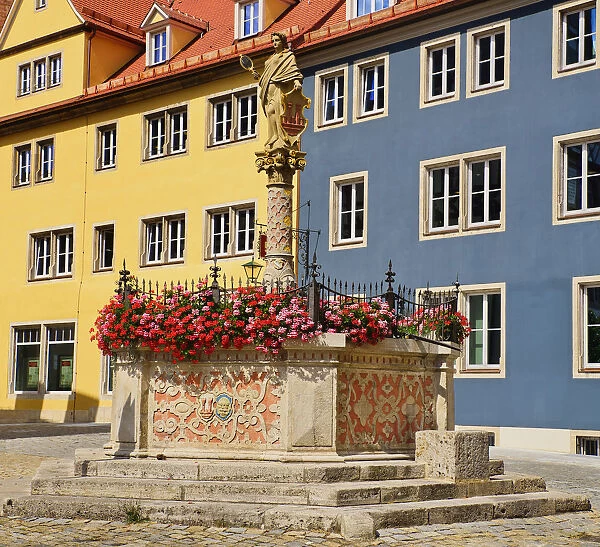 Germany, Bavaria, Rothenburg ob der Tauber, Seelbrunnen Fountain with statue of Minerva