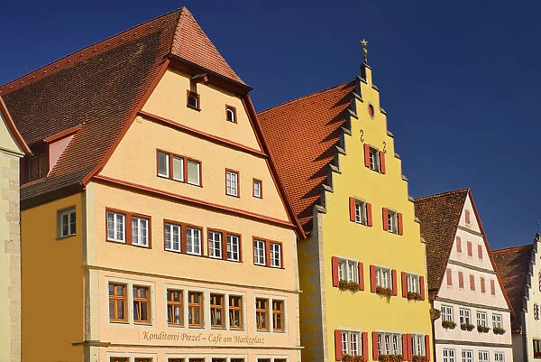 Germany, Bavaria, Rothenburg ob der Tauber, Colourful buildings in Marktplatz