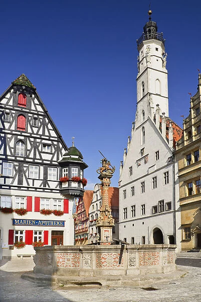 Germany, Bavaria, Rothenburg ob der Tauber, Marktplatz, Rathaus Tower and St Georges Fountain