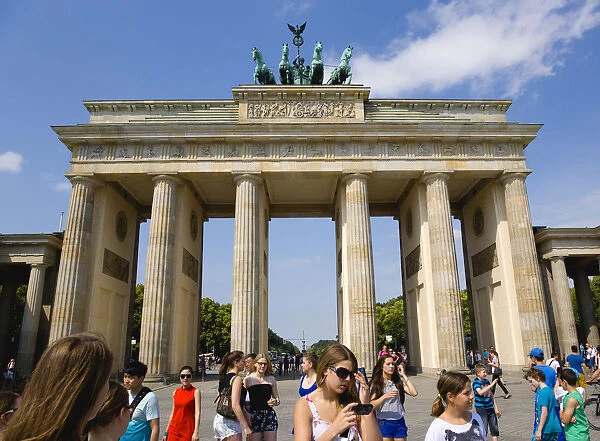 Germany, Berlin, Mitte, sightseeing young students at the Brandenburg Gate or