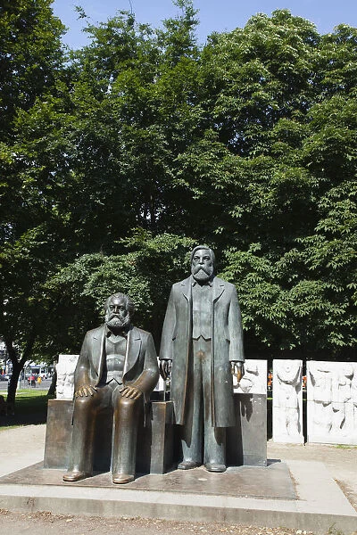 Germany, Berlin, Mitte, Statue os Karl Marx and Friedrich Engles in Marx-Engels-Forum