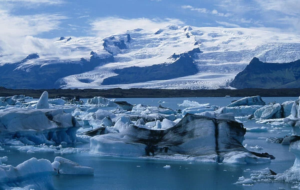 Iceland, Jokulsarlon Glacier, View across river lagoon with the Breidamerkurjokull Glacier