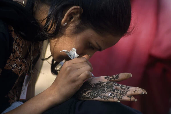 INDIA, Rajasthan, Alwar Participant in the Mehendi competition at the Alwar Utsav