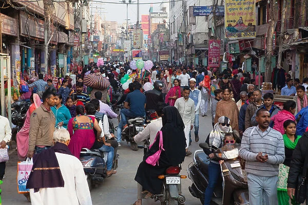 India, Uttar Pradesh, Varanasi, Dasashwamedh Ghat Road