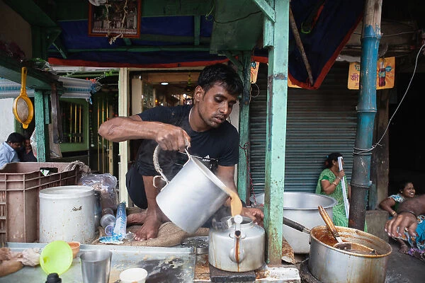 India, West Bengal, Kolkata, Chai vendor