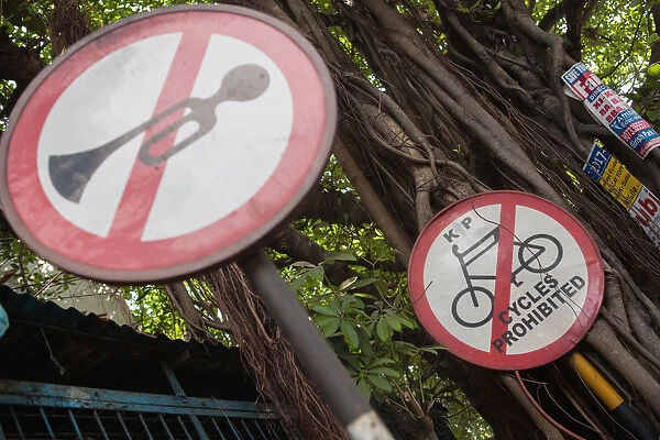 India, West Bengal, Kolkata, Road signs for no horns and no cycling on Park Street