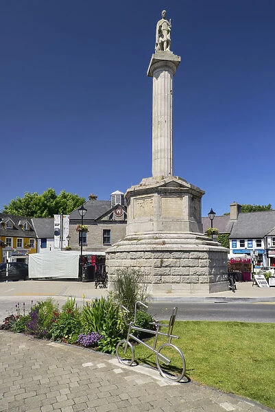 Ireland, County Mayo, Westport, The Octagon with its column and the statue of Saint Patrick