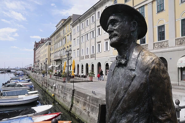 Italy, Friuli Venezia Giulia, Trieste, statue of James Joyce along the Canal Grande