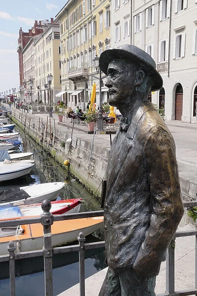 Italy, Friuli Venezia Giulia, Trieste, statue of James Joyce along the Canal Grande