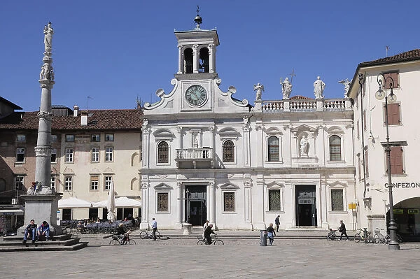 Italy, Friuli Venezia Giulia, Udine, Piazza Mateotti with votive column