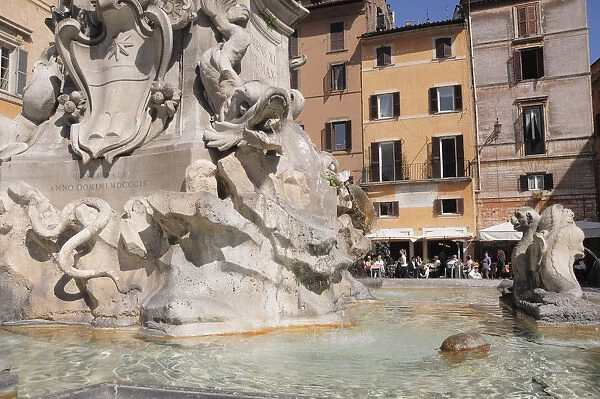 Italy, Lazio, Rome, Centro Storico, Pantheon, fountain on Piazza della Rotonda