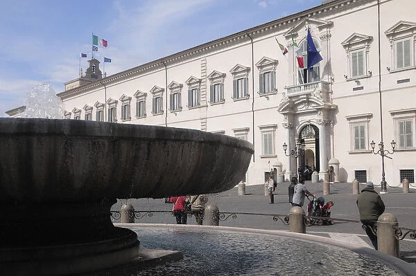 Italy, Lazio, Rome, Quirinal Hill, fountain & Palazzo on Piazza del Quirinale