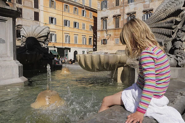 Italy, Lazio, Rome, Trastevere, Piazza di Santa Maria de Trastevere, child cooling off in fountain