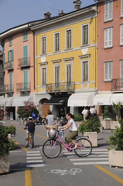 Italy, Lombardy, Crema, street scene