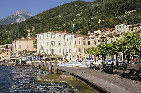 Italy, Lombardy, Lake Garda, Gargnano, waterfront