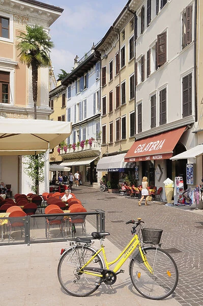 Italy, Lombardy, Lake Garda, Salo, cafes, Piazza Vittoria