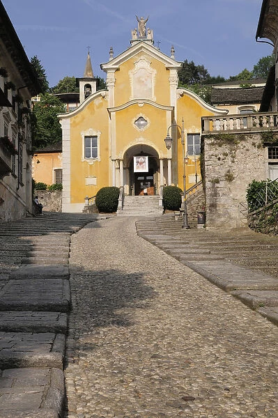 Italy, Lombardy, Lake Orta, path towards church of Santa Maria Assunta, San Giulio d Orta