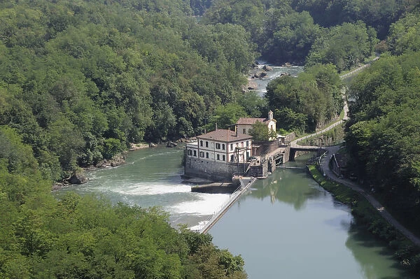 Italy, Lombardy, Valle Adda, view onto canal from iron bridge at Paderno d'Adda
